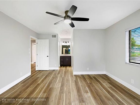 4th image of 131 E Laurel Dr #901