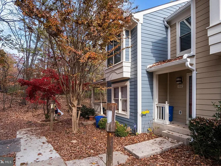 1602 Oak Spring Way — Photo 2