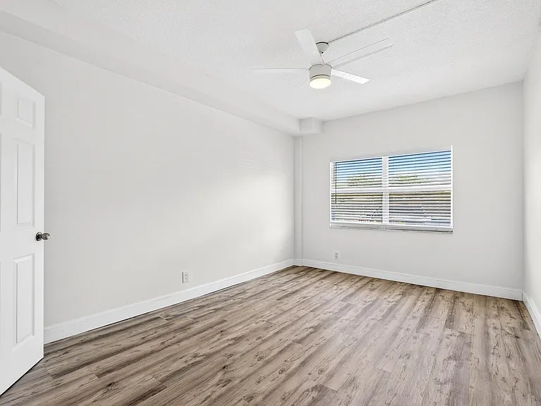 2555 NE 11th St #104 — Photo 9