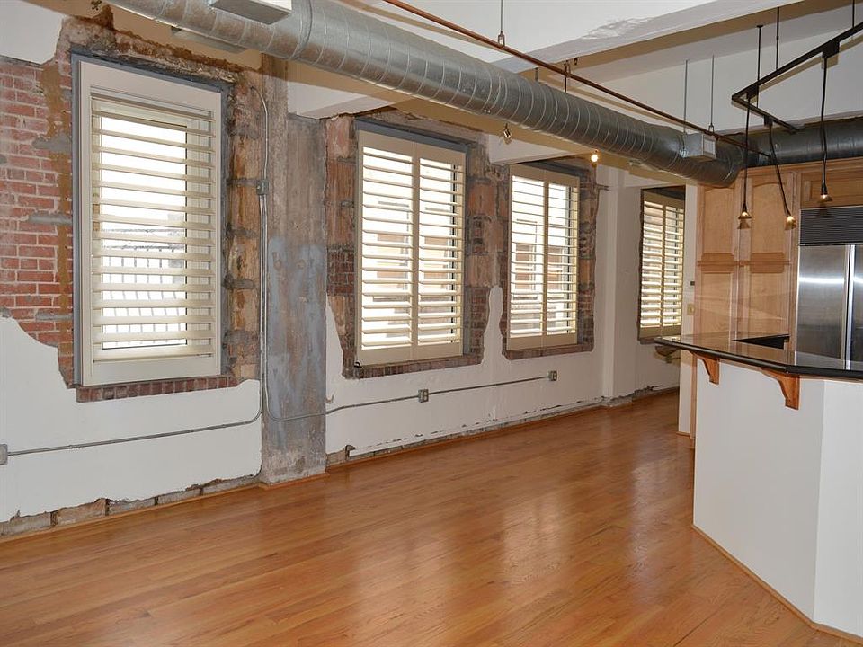 Freshly painted one bedroom/study loft in Houston's historic district