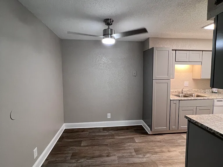 Bell Hollow Apartments — Photo 27