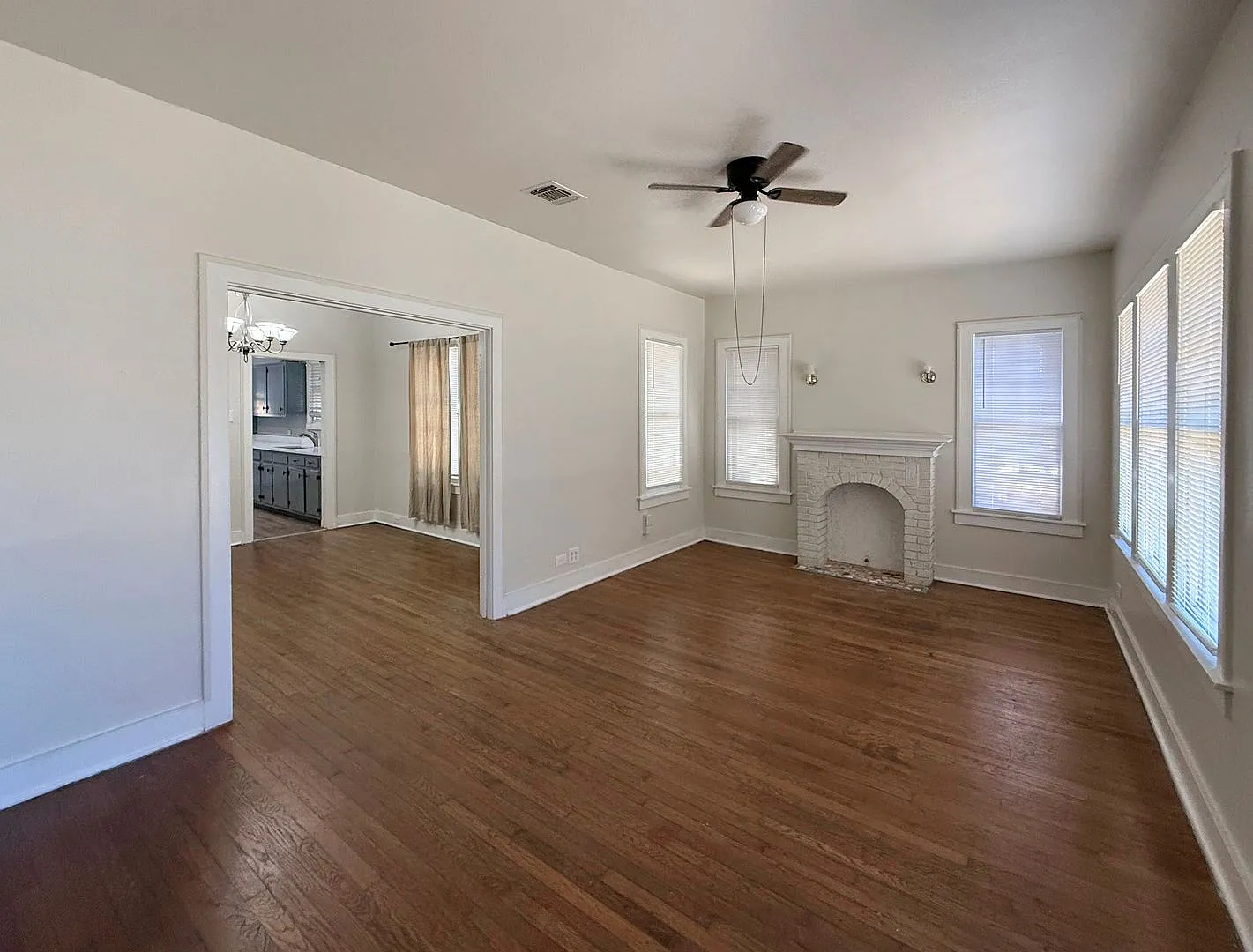 Highland Park 2/1 Home Ready for Move-In — Photo 4