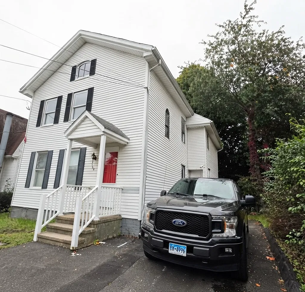 3 bed, 916 sqft, $2,000 — Photo 1
