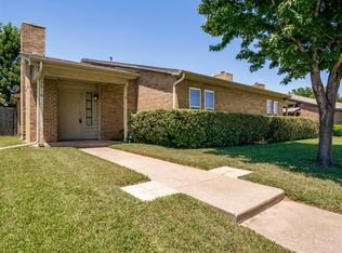 2816 Meadow Park Dr, Bedford, TX 76021