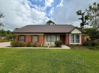 114 Edgewater St, Clute, TX 77531