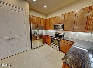 3 bed, 3.0 bath, 2056 sqft, $2,600 — Photo 4