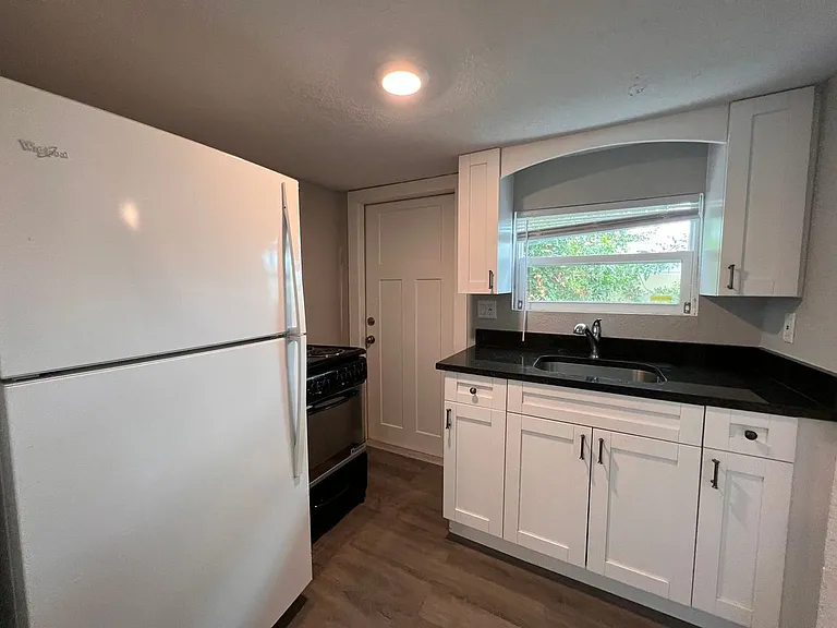 718 W 7th St #2 — Photo 19