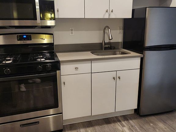 3rd image of 433 W 53rd St APT 52