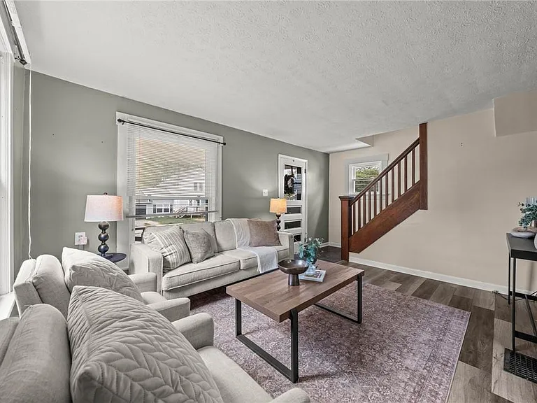 624 Broadway St E — Photo 2