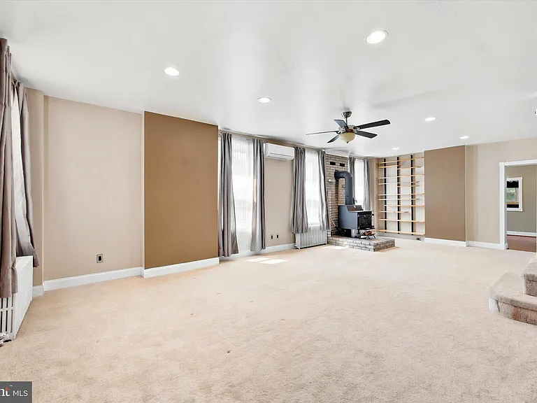 712 E Hector St — Photo 4