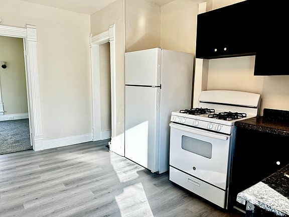 4th image of 647 W Lexington Ave APT C