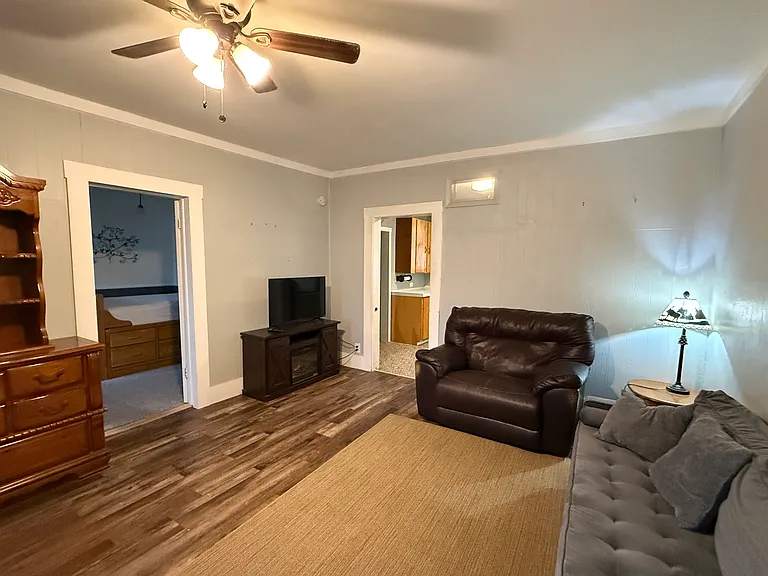 546 Barclay St — Photo 3