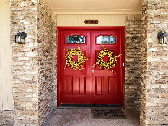 3rd image of 2341 Claridge Cir