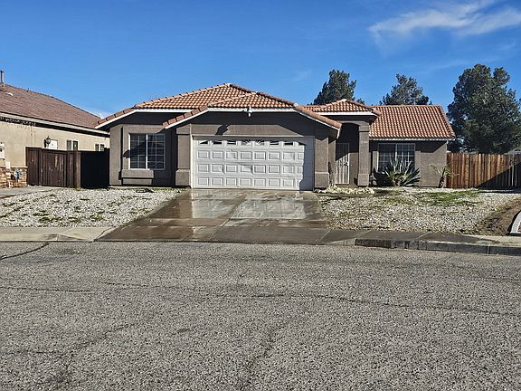 4th image of 15743 Sapphire St
