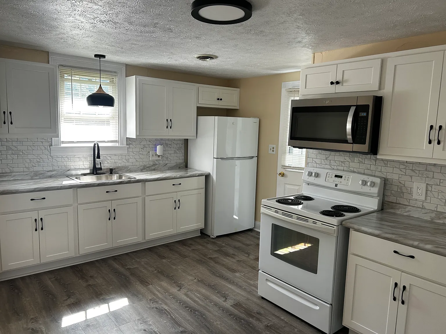 2 bed, 925 sqft, $1,900 — Photo 1