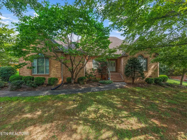 823 Royal View Dr, Maryville, TN 37801