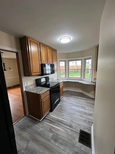 3 bed, 1.5 bath, 1371 sqft, $2,295 — Photo 2