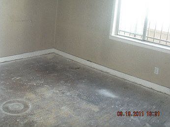 2nd image of 927 E 114th St