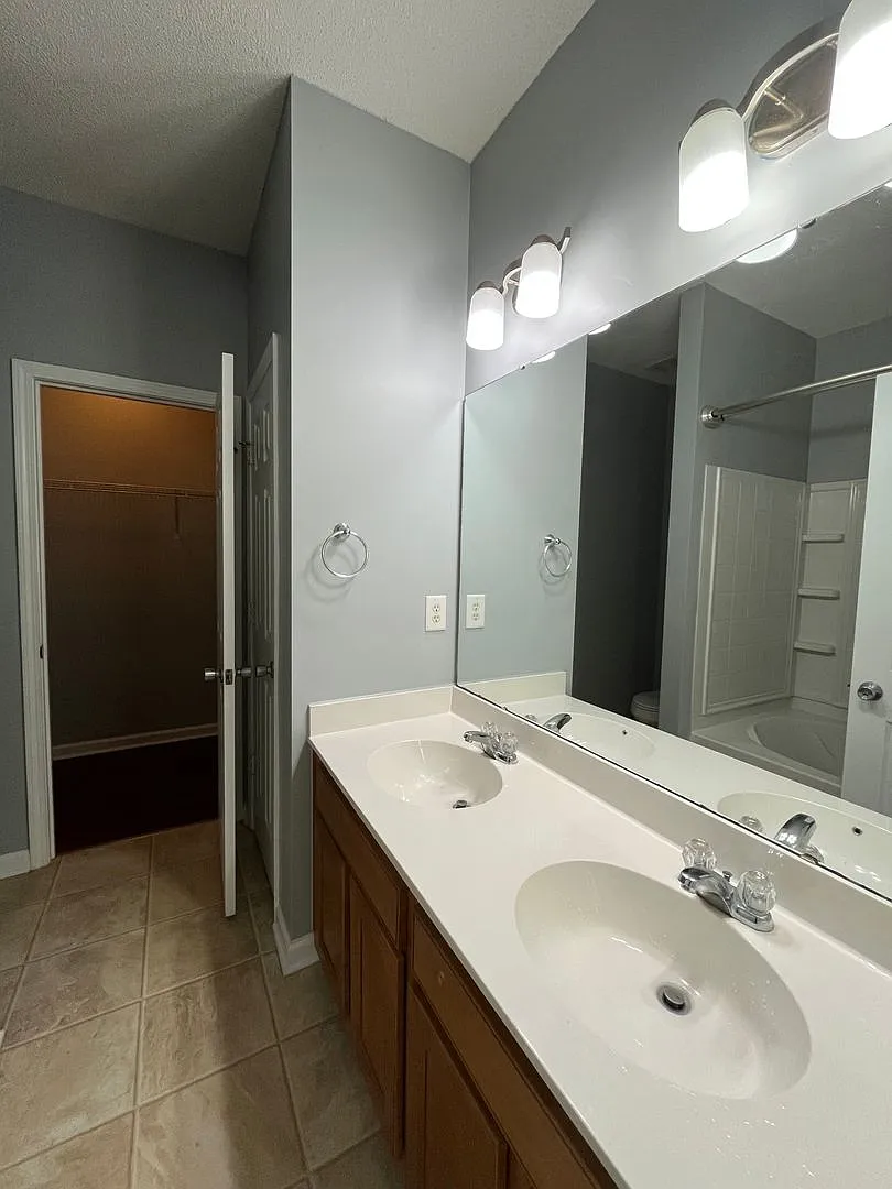 3 Bedroom Townhome in Liberty Hall — Photo 4