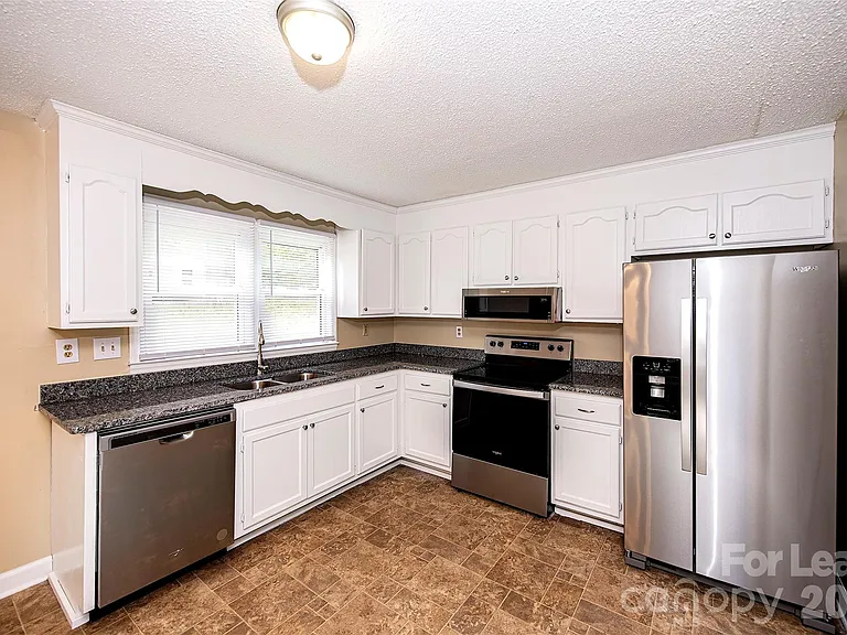 2711 Springbrook Cir — Photo 3