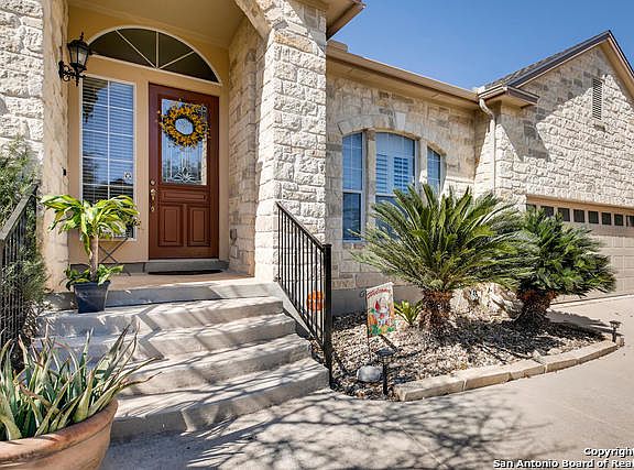 3rd image of 501 Woodland Oaks Dr