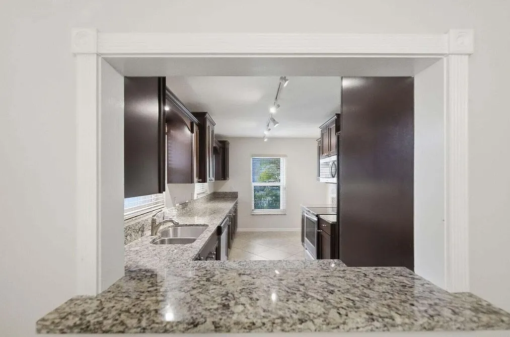 2 bed, 1095 sqft, $2,000 — Photo 2