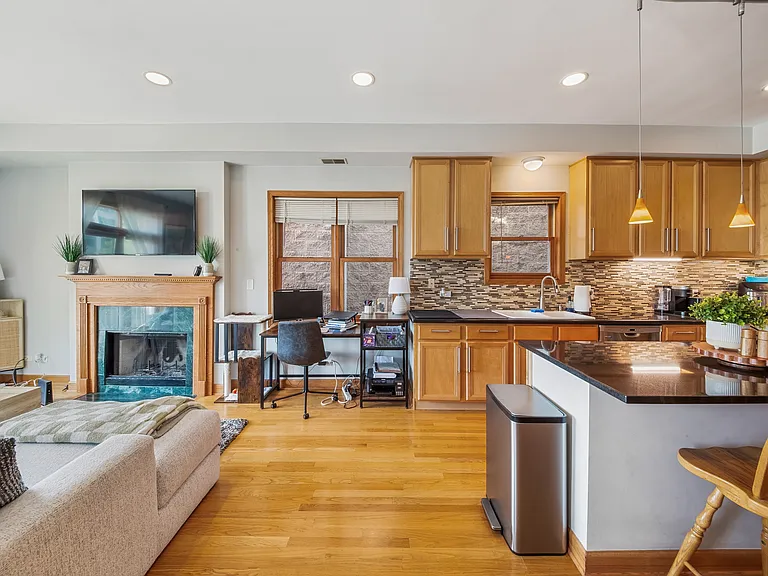 1954 W Diversey Pkwy #3W — Photo 8