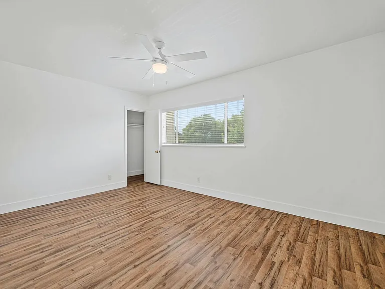 2401 Winsted Ln — Photo 15