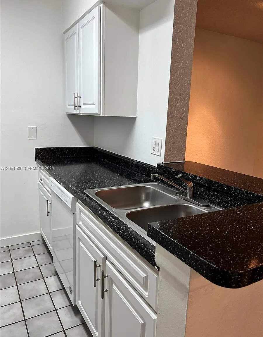 Lakeview Club Condo — Photo 4