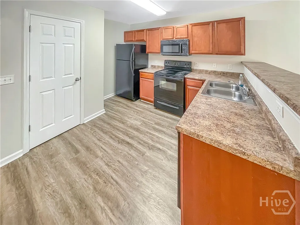 3 bed, 2.5 bath, 1660 sqft, $2,100 — Photo 4