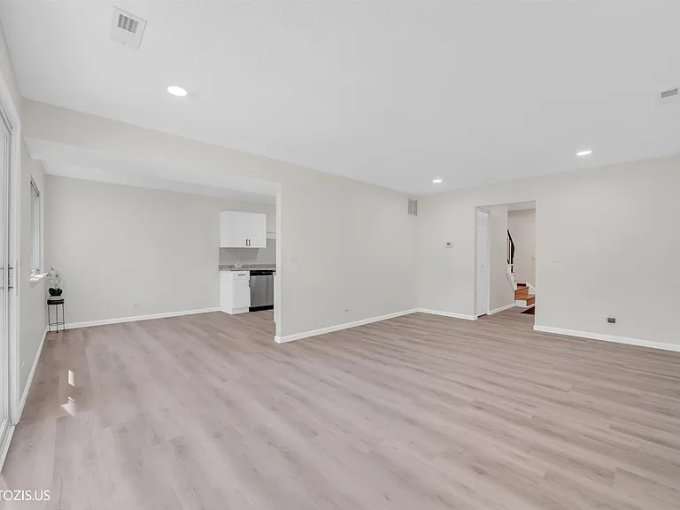 1405 Merrimac Ln N — Photo 19