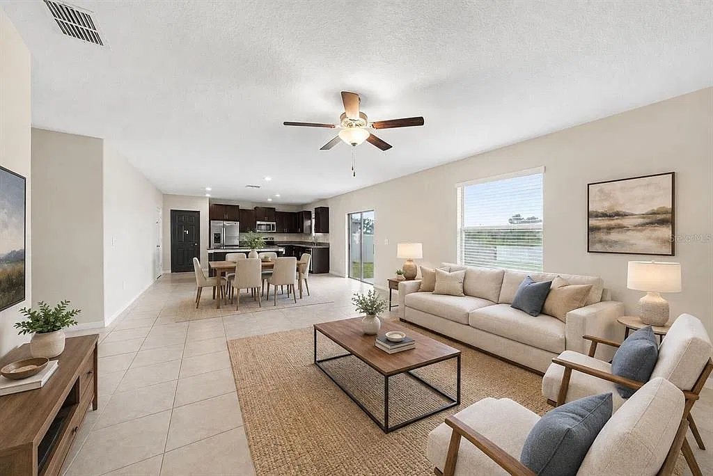 4 bed, 2.5 bath, 2635 sqft, $2,500 — Photo 3