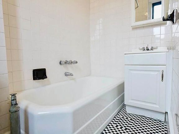 3rd image of 323 E 85th St APT 5