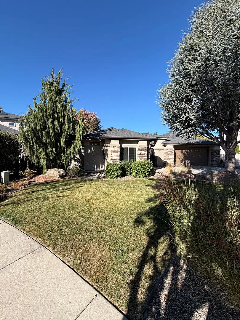 Modern style 3bed, 2.5bath, 2,135Sq.ft. 3-car garage home in Meridian — Photo 2