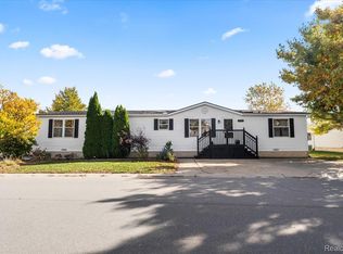 996 River Line Dr, Howell, MI 48843