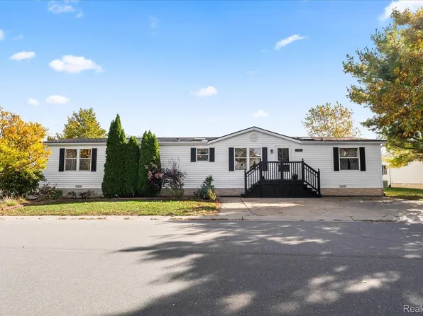 996 River Line Dr, Howell, MI 48843