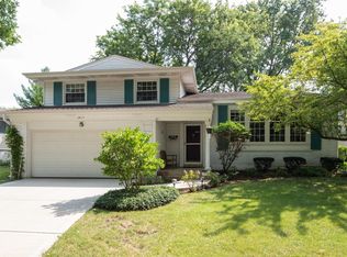 2415 E Lillian Ln, Arlington Heights, IL 60004
