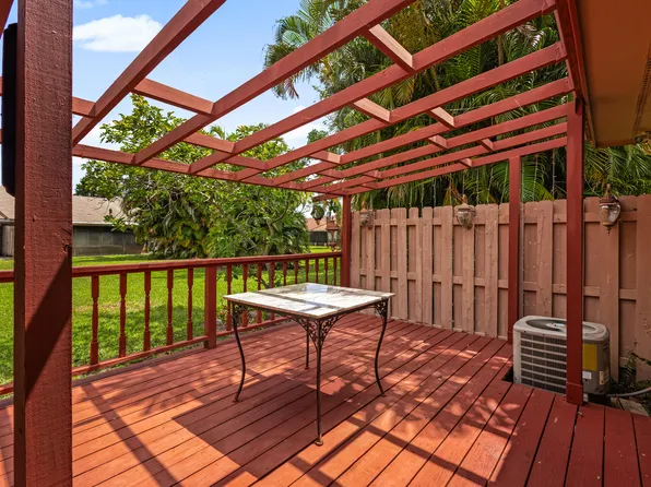 11 Flint Way, Boynton Beach, FL 33426