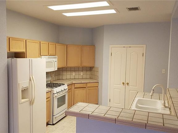 4th image of 1307 Terra St