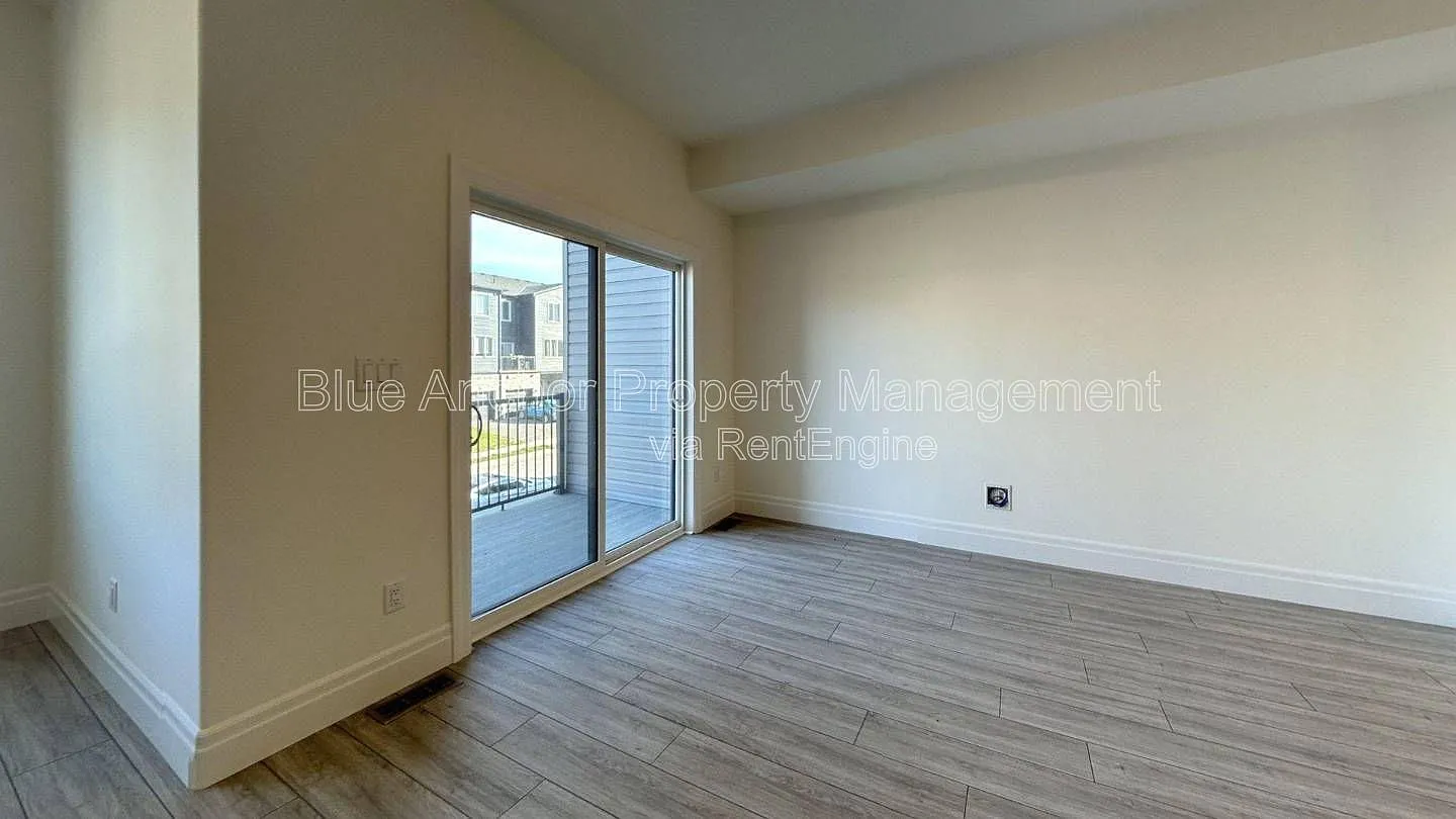 2 bed, 2.0 bath, 1800 sqft, $2,099 — Photo 3