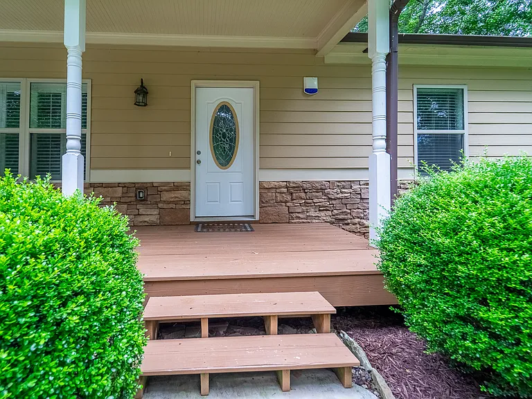 215 Oakridge Dr — Photo 5