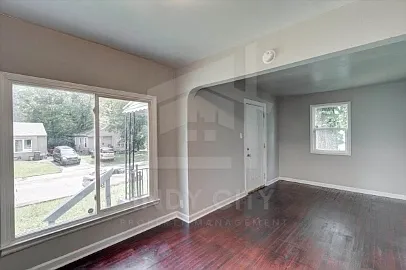 3 bed, 1.0 bath, 824 sqft, $1,300 — Photo 2