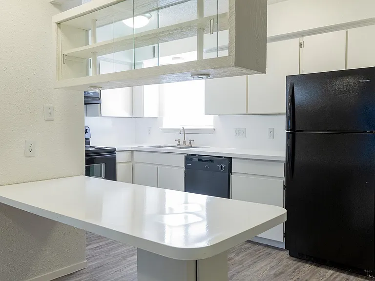 The Oaks Apartments — Photo 15