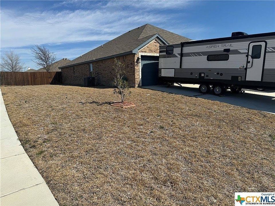 2nd image of 801 Holliday Dr