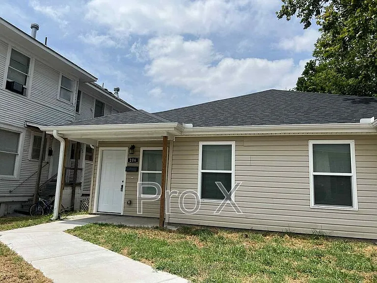 206 N Wall Ave — Photo 2