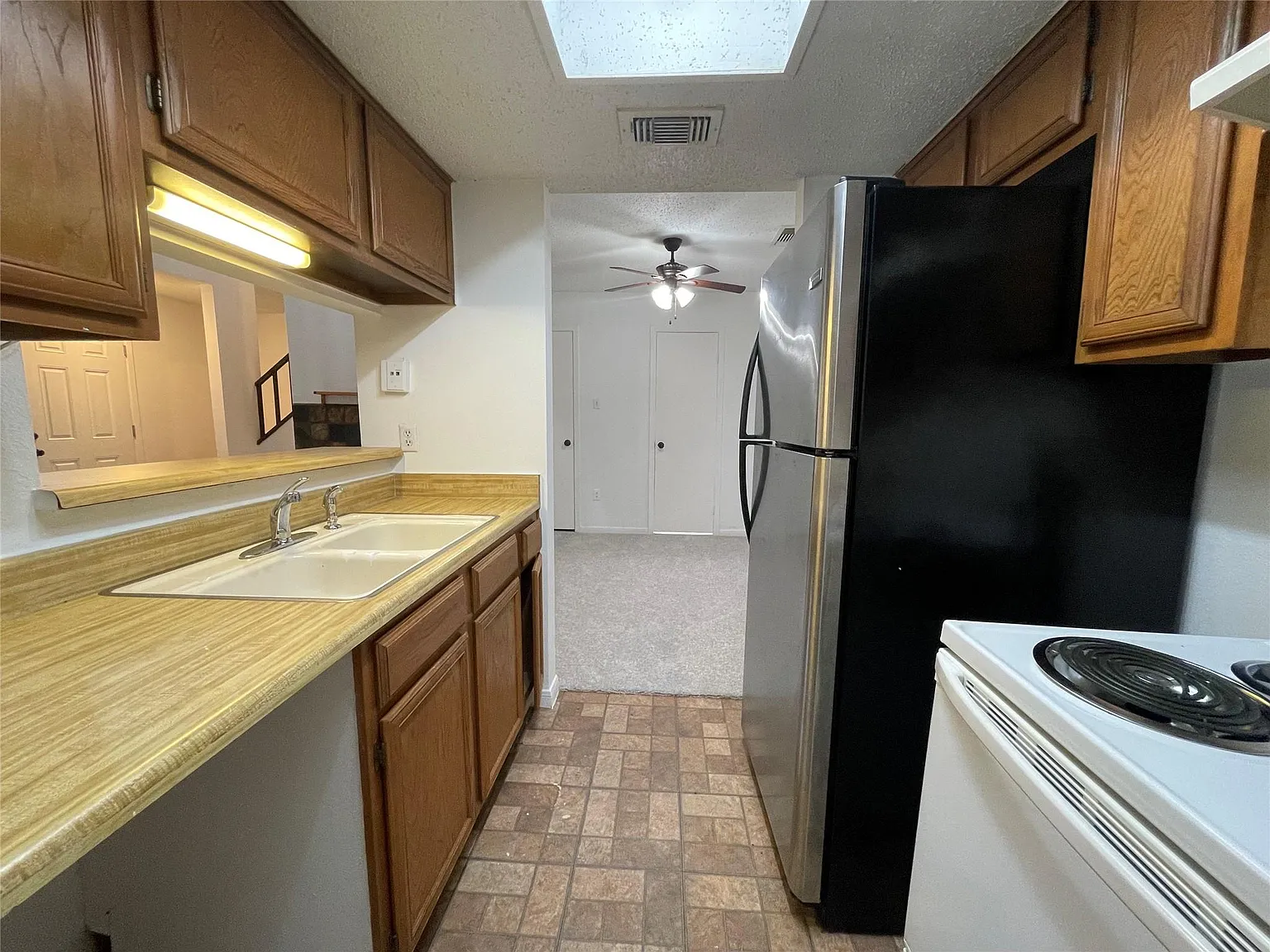 1 bed, 1.5 bath, 1144 sqft, $1,100 — Photo 4