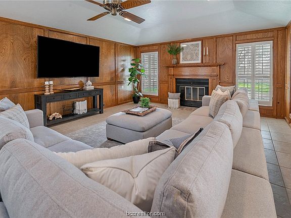 5th image of 3600 Sierra Dr