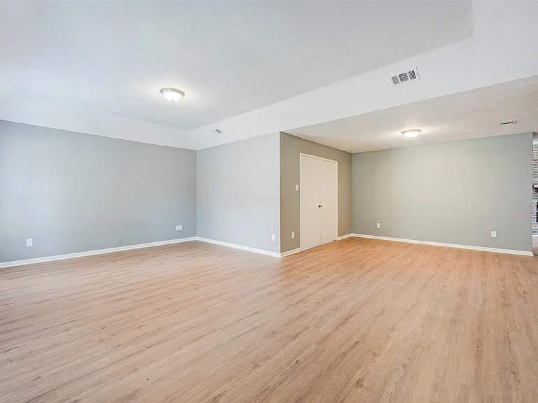 11602 Lennington Ln — Photo 3