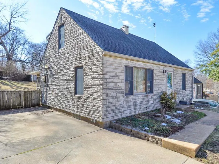 410 Robert Ave — Photo 2