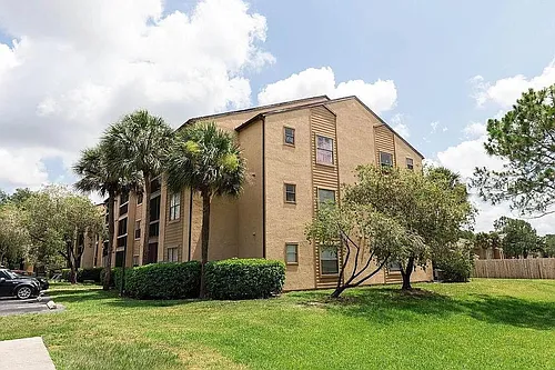 2030 Cascades Blvd Photo 1